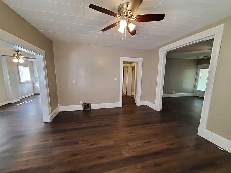 Remodeled 2 Bd with huge kitchen, dining room and living room — Photo 12