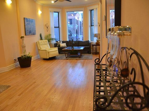 5th image of 1046 W Diversey Pkwy