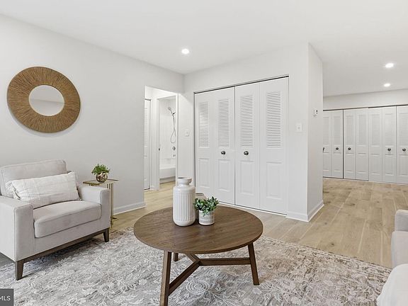 4th image of 1020 N Stafford St APT 202