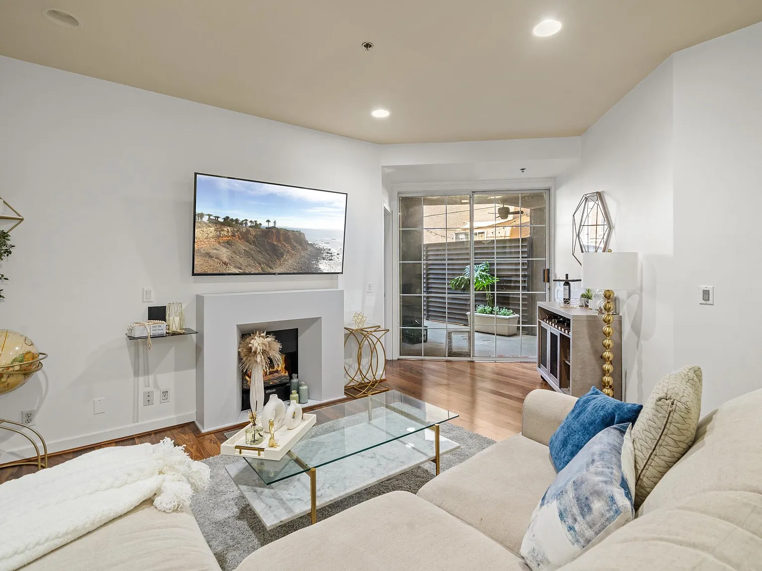 585 N Rossmore Ave — Photo 3