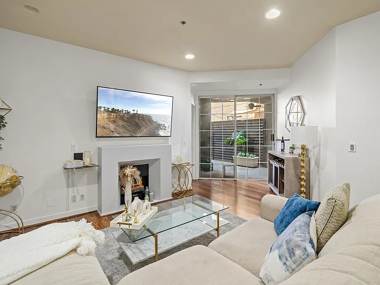 585 N Rossmore Ave #208 — Photo 3