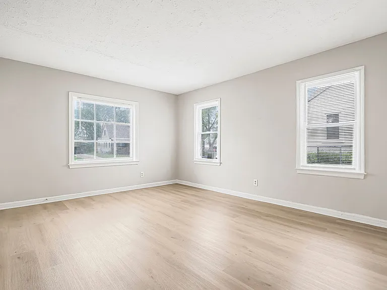 1590 Vendome Dr S — Photo 14