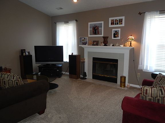 Livingroom w/Vaulted Ceiling