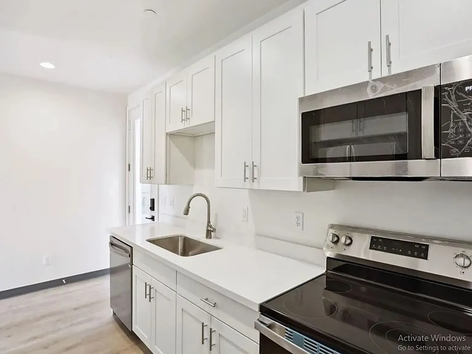 New Construction | 8BR / 4BA Student Housing | Semi-Private Baths | Rooftop Deck | U-District — Photo 1