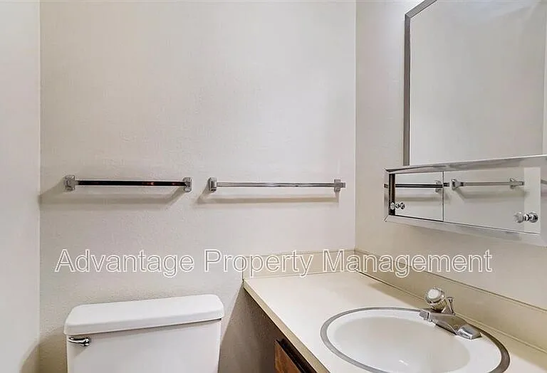 1455 NW Division St #2 — Photo 15