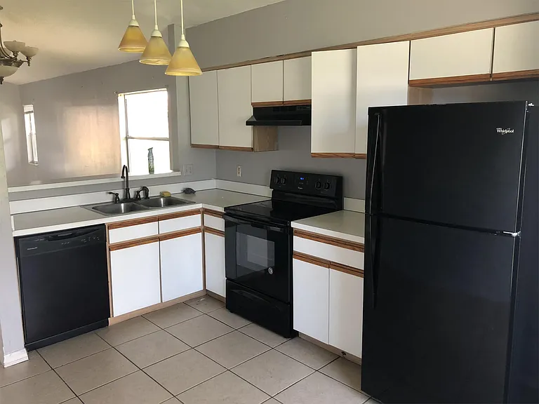 208 Tiffany Ct — Photo 15