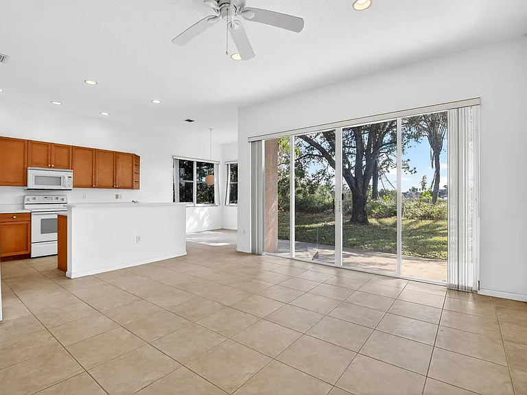 2431 Westmont Dr — Photo 13