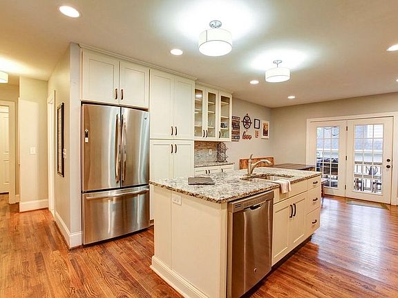 5th image of 3504 Commonwealth Ave