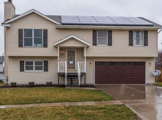2762 Arrowhead Dr, Bloomington, IL