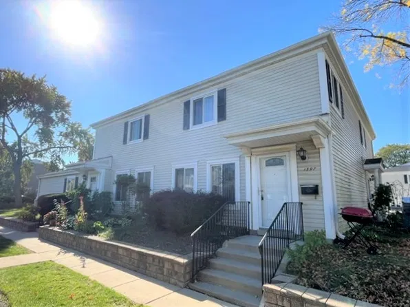 1397 Quaker Ln #131-C, Prospect Heights, IL 60070