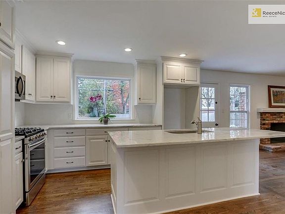 Look at that kitchen~!