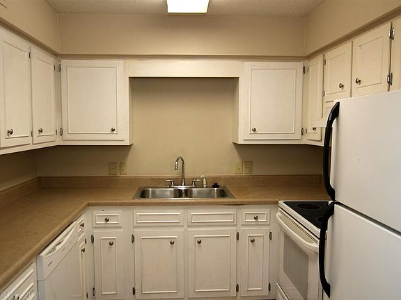 3rd image of 600 Cheshire Ln #111