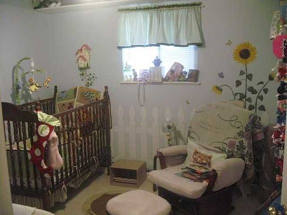 5th image of 105 Sorority Dr