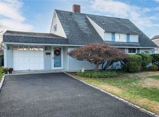88 Twin Ln N, Wantagh, NY 11793