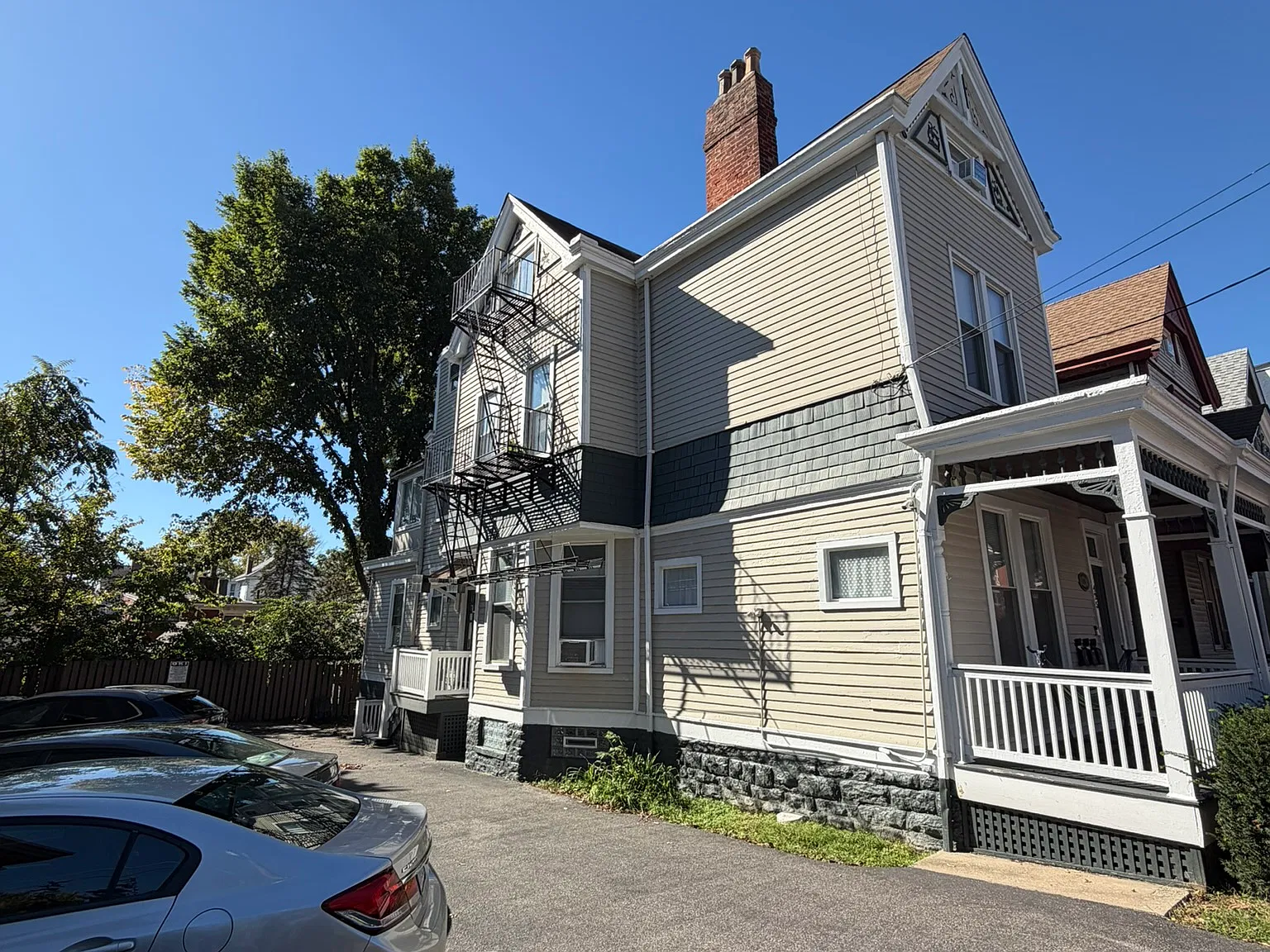 425 Southview Ave — Photo 2
