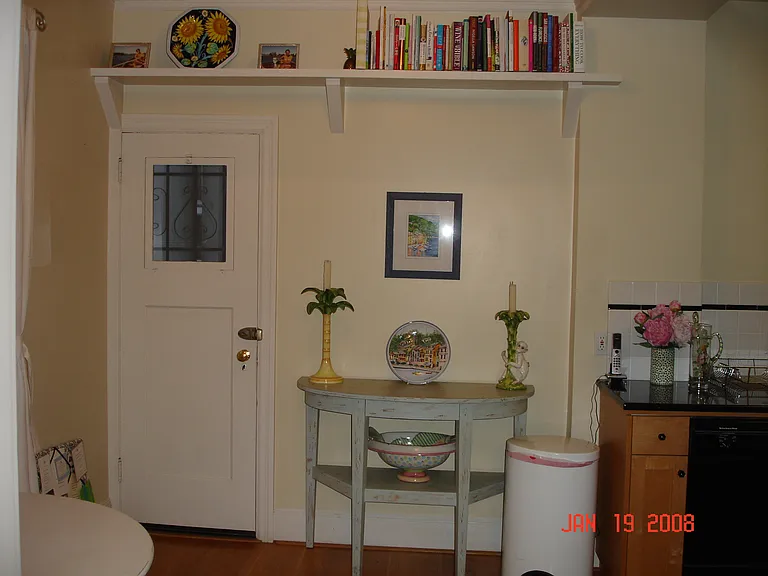 kitchen sitting area