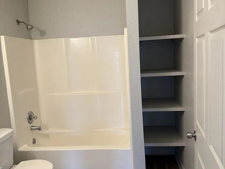 127 E Gilman Rd — Photo 9