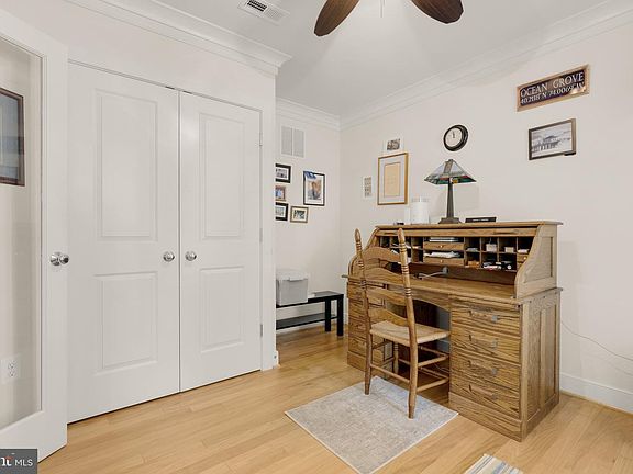 4th image of 1011 3rd Pl SE