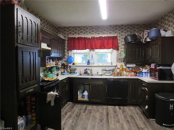 4th image of 613 Willard St