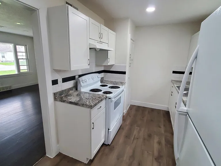 631 N Edwards Ave — Photo 4