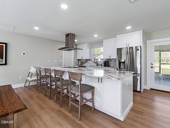 4th image of 1944 Poinsettia Dr