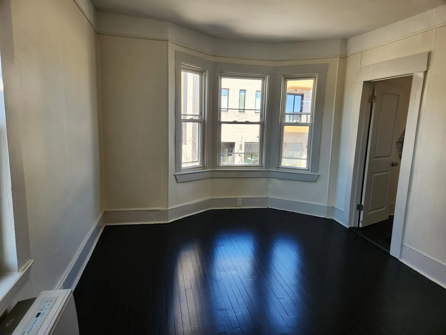 2 bed, 900 sqft, $3,000 — Photo 2