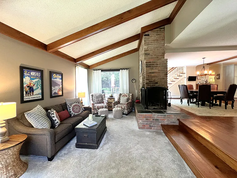 565 Moulton Ln — Photo 2