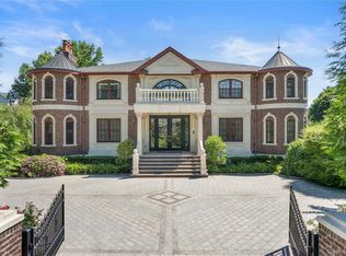 28 Whitney Circle, Glen Cove, NY 11542