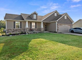16 Hunters Pointe Dr, Winfield, MO 63389