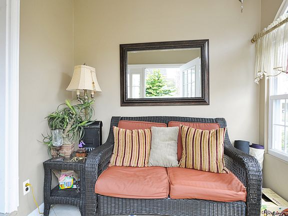 3rd image of 62 Derwent Ave