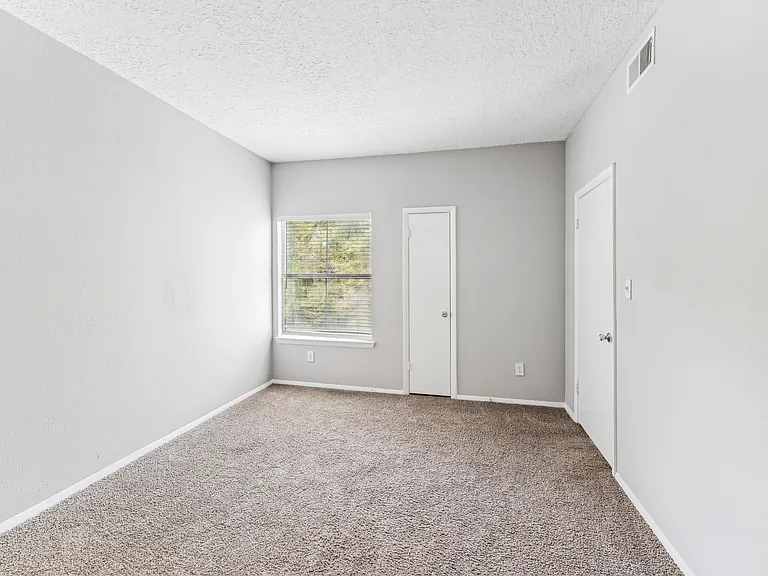 Waterford Creek Apartments — Photo 17