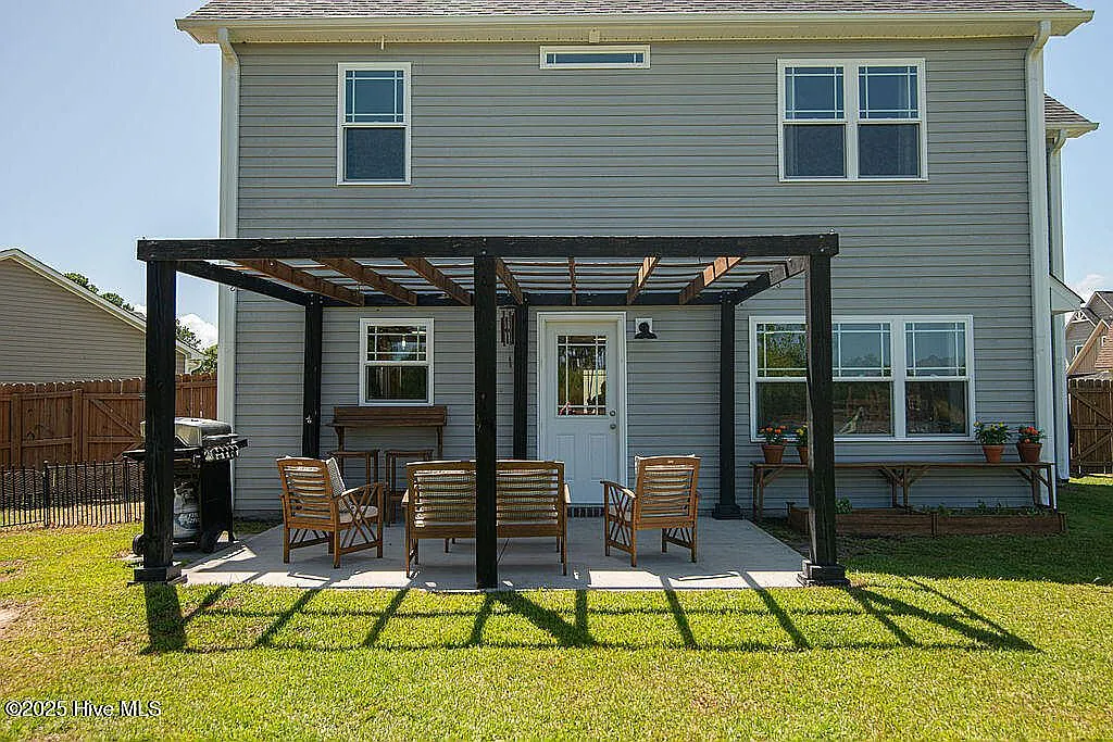 3 bed, 2.5 bath, 1696 sqft, $2,600 — Photo 3