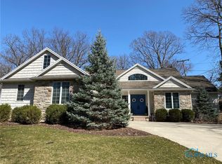 450 Forest Dr, Rossford, OH