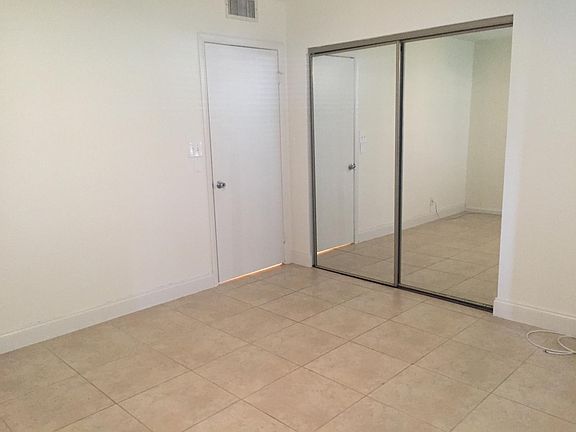 Large 2nd Bedroom w. Natural Light!