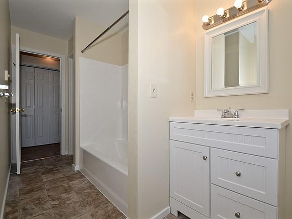 5th image of 138 Riverview Pl APT E