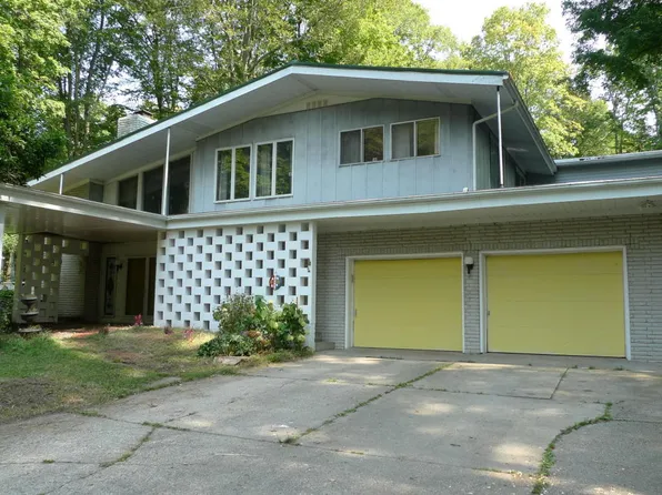 11654 Long Lake Dr NW, Sparta, MI 49345