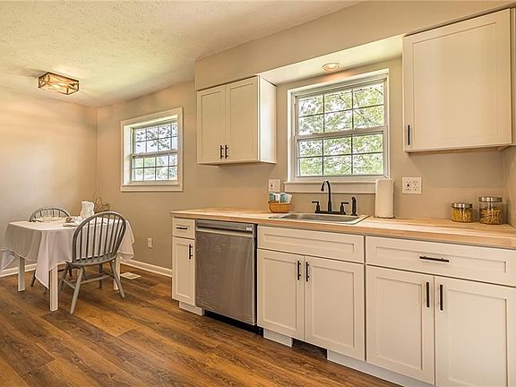 2nd image of 4845 Lakeview Dr