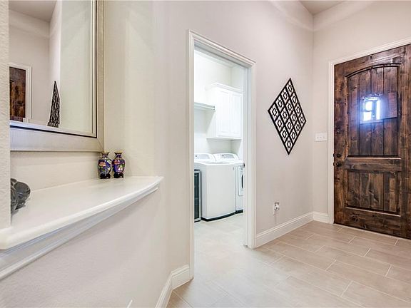5th image of 505 Palamedes St