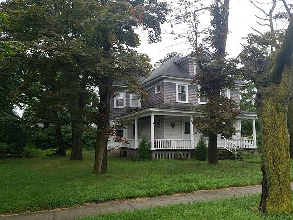 3rd image of 148 Connetquot Ave