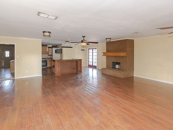 2nd image of 1815 Live Oak Dr