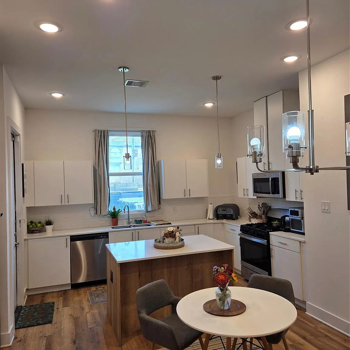 3 bed, 2.5 bath, 1532 sqft, $2,400 — Photo 3