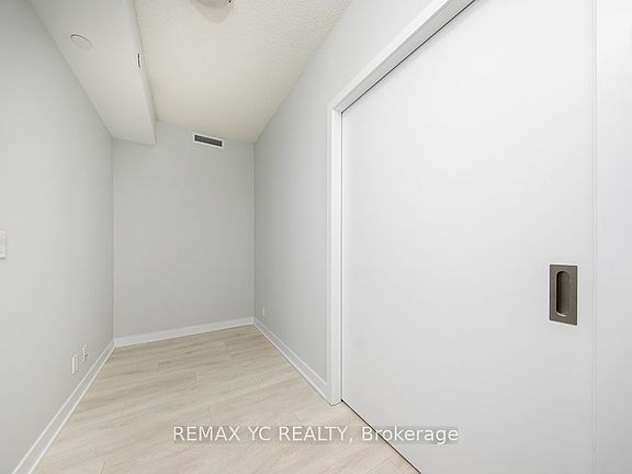 4th image of 2221 Yonge St #1201