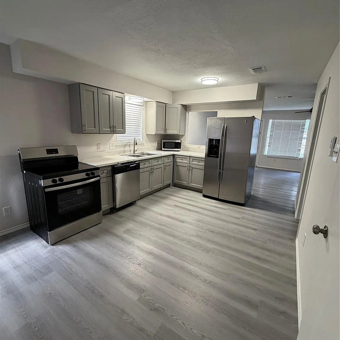 4 bed, 2.0 bath, 1596 sqft, $2,400 — Photo 2