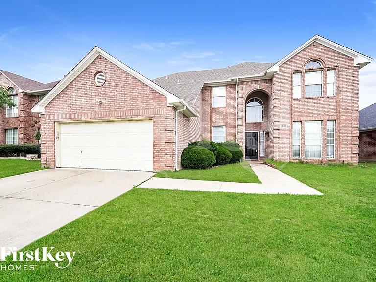 1321 Lyra Ln — Photo 1