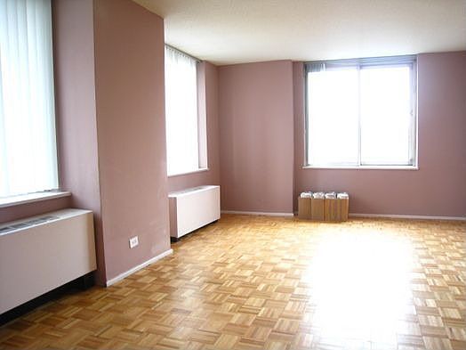 2nd image of 560 W 43rd St Lbby 4