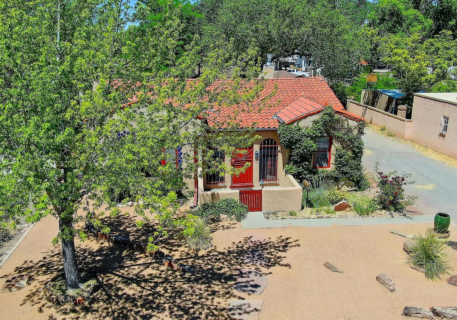 425 Amherst Dr NE — Photo 3