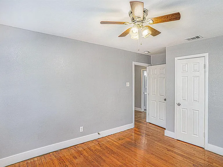 2533 Warren Ave — Photo 12