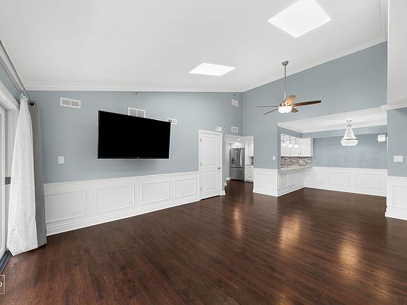4th image of 480 E Montrose Ave APT 409