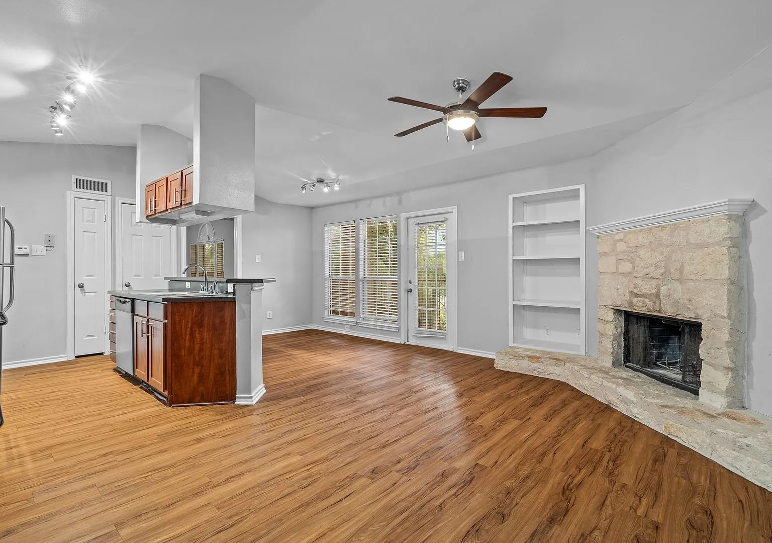 Pointe 360 / 2222 - Huge 1bd - Private Garage - Dog Park - Pool - $1195 — Photo 3