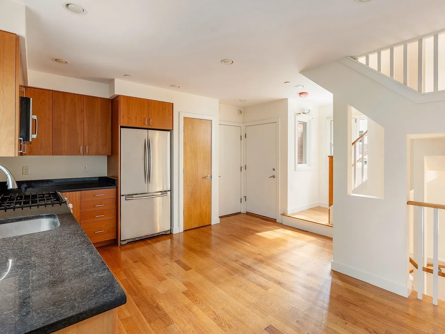 4 bed, 2.5 bath, 1451 sqft, $5,175 — Photo 4